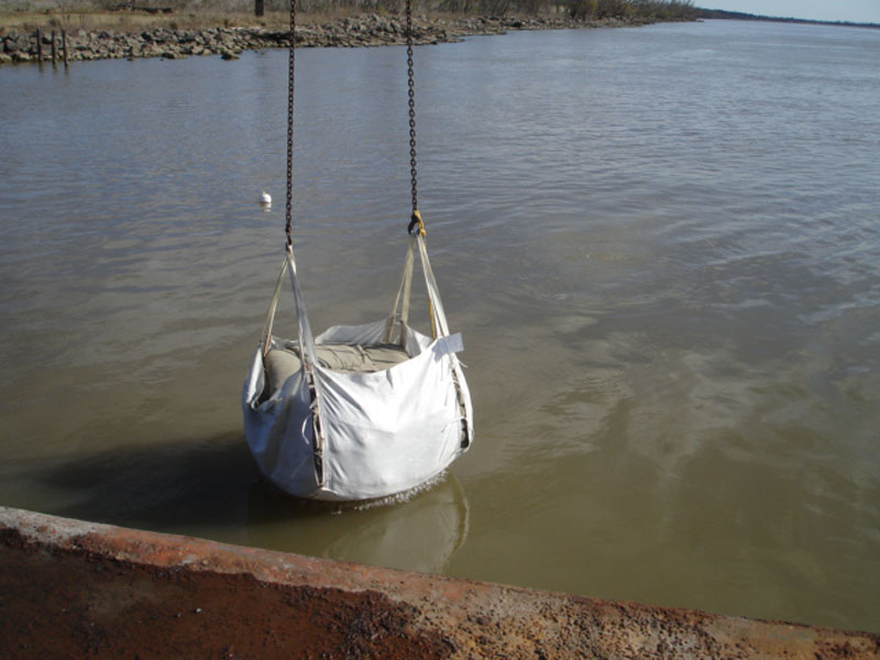 Sifted a bag of akadama. Ended up with 1.5 gallon ziplock bags of aeration  layer, 1 bag of main soil and half a bag of fines/dust for muck. : r/Bonsai